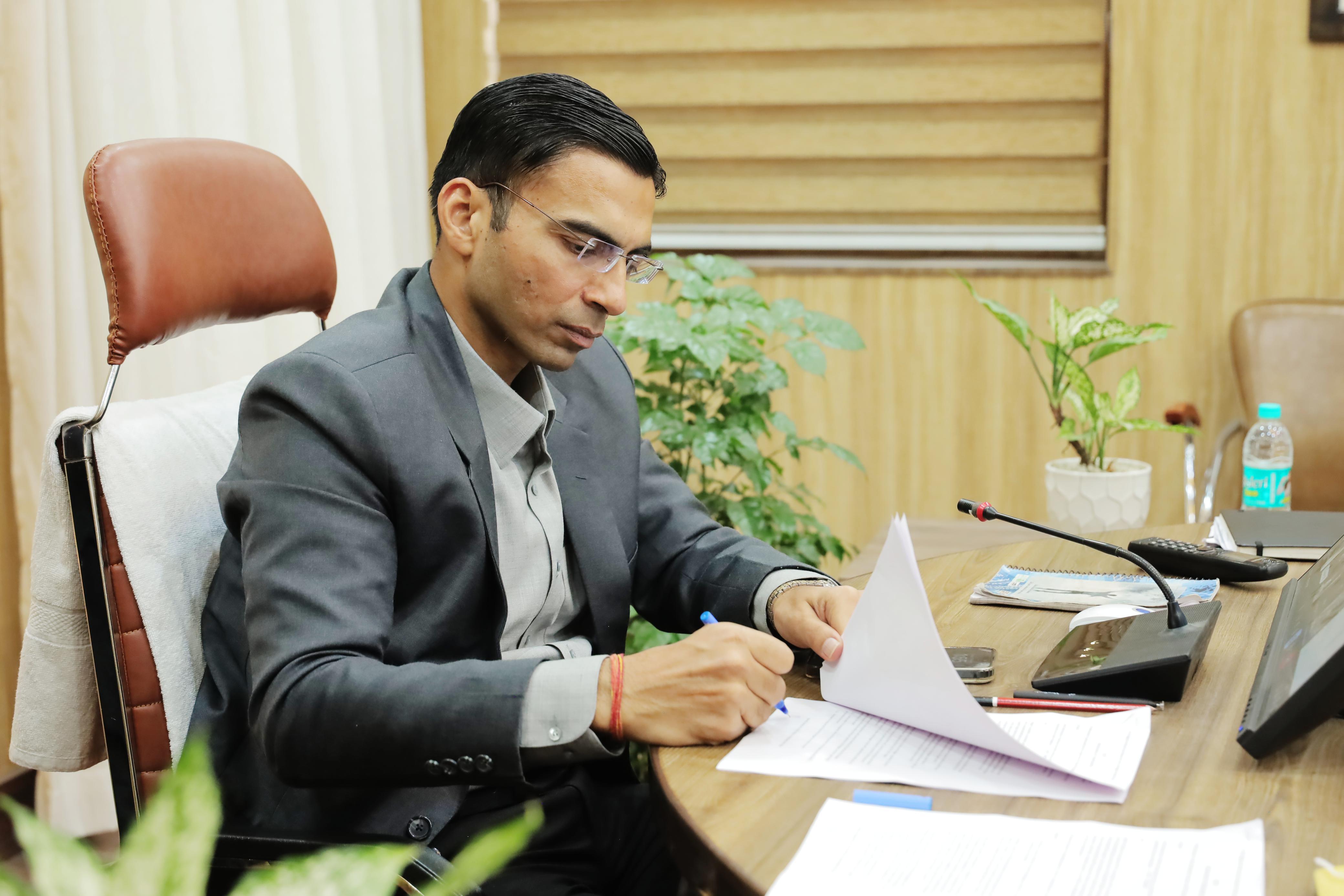 जनता की सेवा को हर पल समिर्पित हैंः डीएम