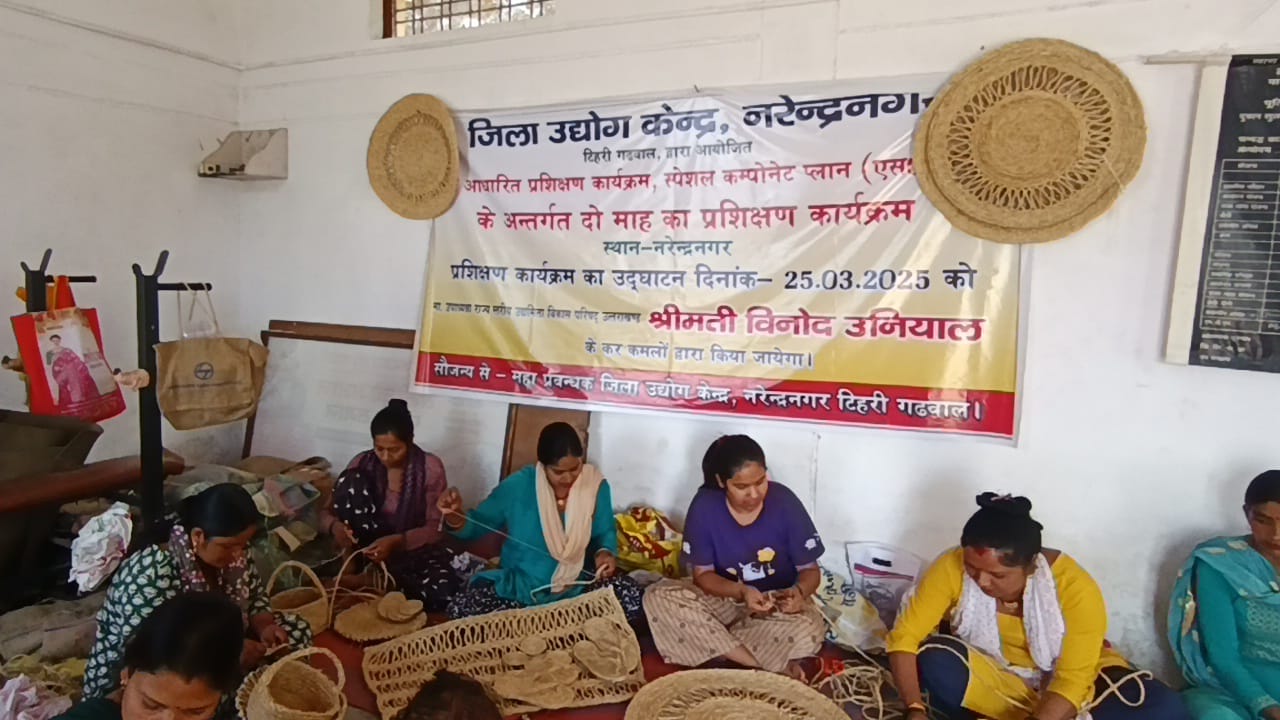 महिलाओं को आत्मनिर्भर बनाने हेतु दिया जा रहा है, दो माह का प्रशिक्षण