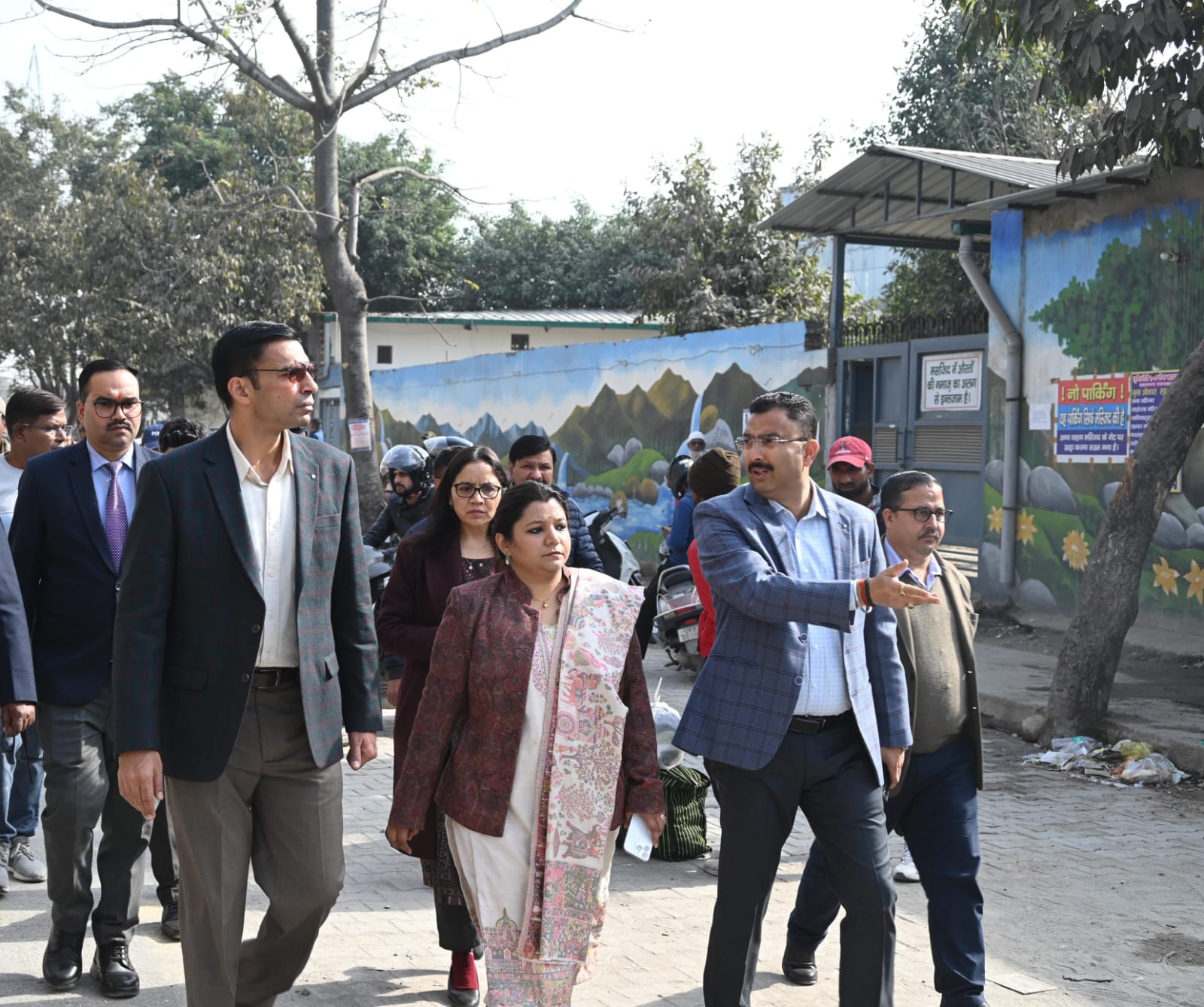 बुजुर्गों, बच्चों, आकस्मिक सेवाओं के लिए बाधा दृष्टिगत संडे बाजार शिफ्ट