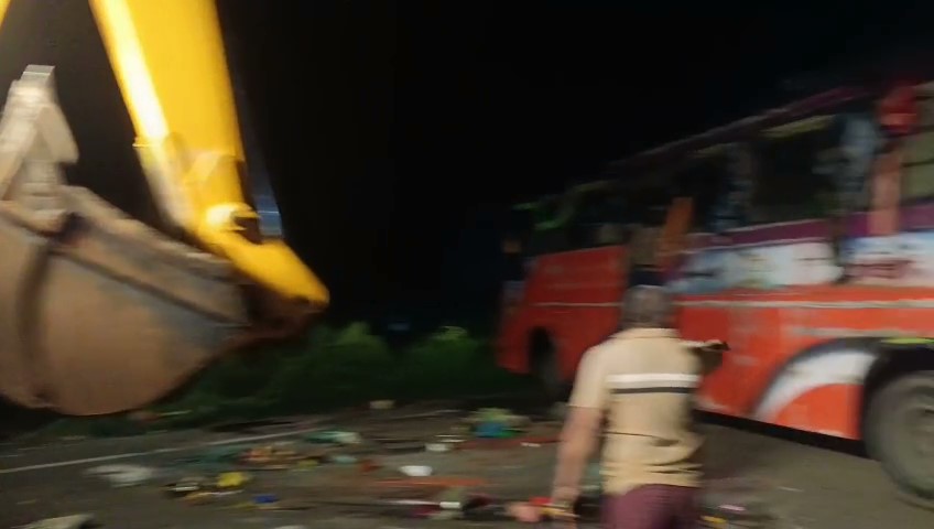 कटिहार में मजदूरों से भरी बस पलटी, 25 घायल; 15 की हालत गंभीर, पूर्णिया रेफर