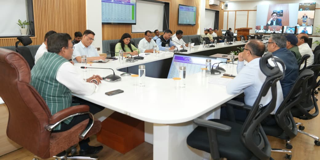 मुख्य सचिव ने जिलाधिकारियों के साथ वीडियोकॉन्फ़्रेंसिंग के माध्यम से विभिन्न बिंदुओं पर चर्चा कर दिए महत्त्वपूर्ण दिशा निर्देश