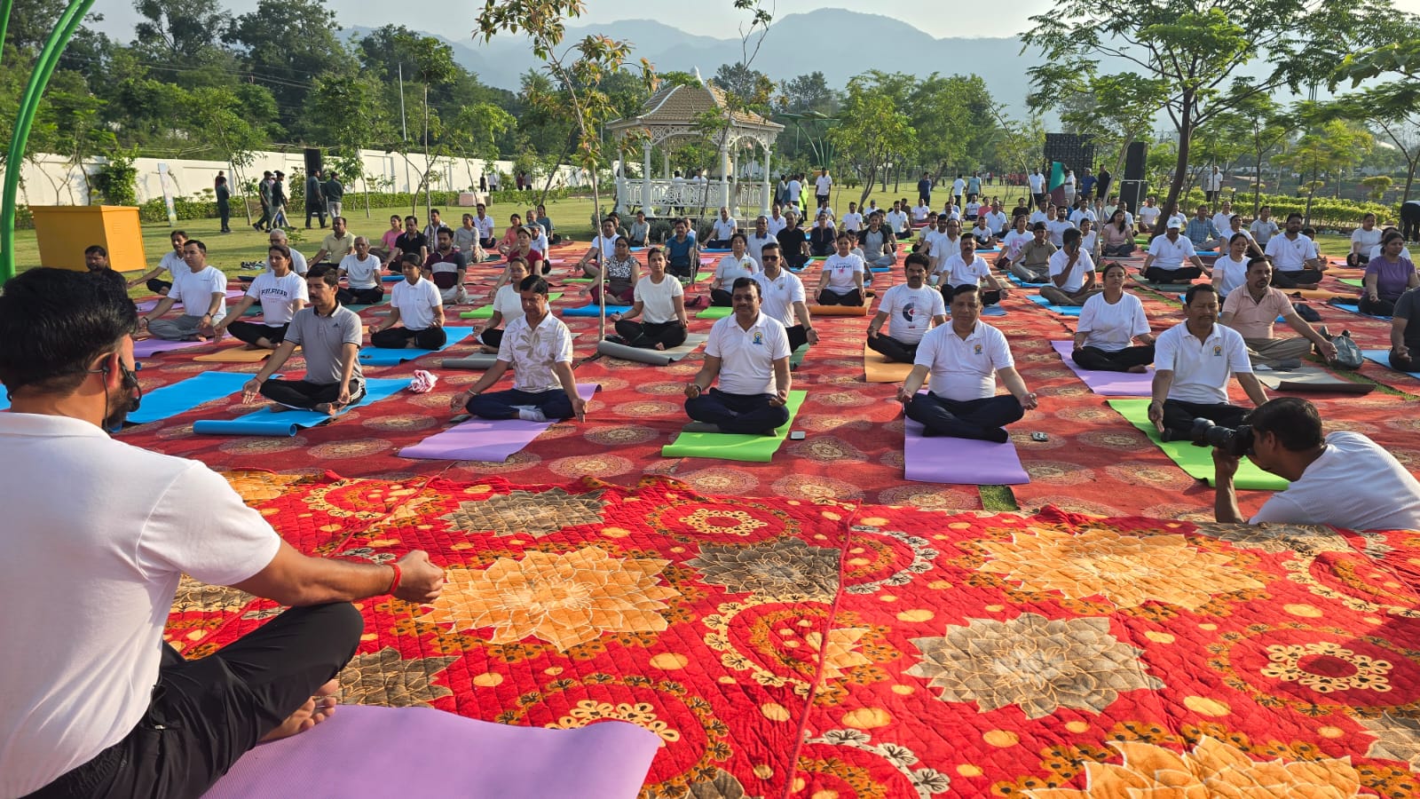 मुख्य सचिव संग हजारों लोगों ने किया योग, प्रकृति की गोद से गूंजा स्वास्थ्य का संदेश