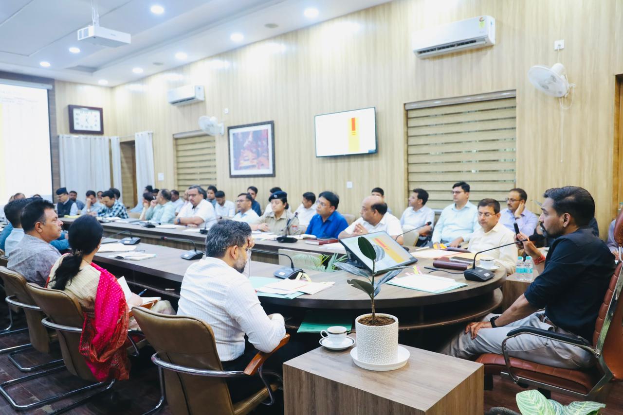 ‘‘सरलीकरण, समाधान, निस्तारण एवं संतुष्टि’’ के मंत्र को धरातल पर उतारे विभाग: डीएम