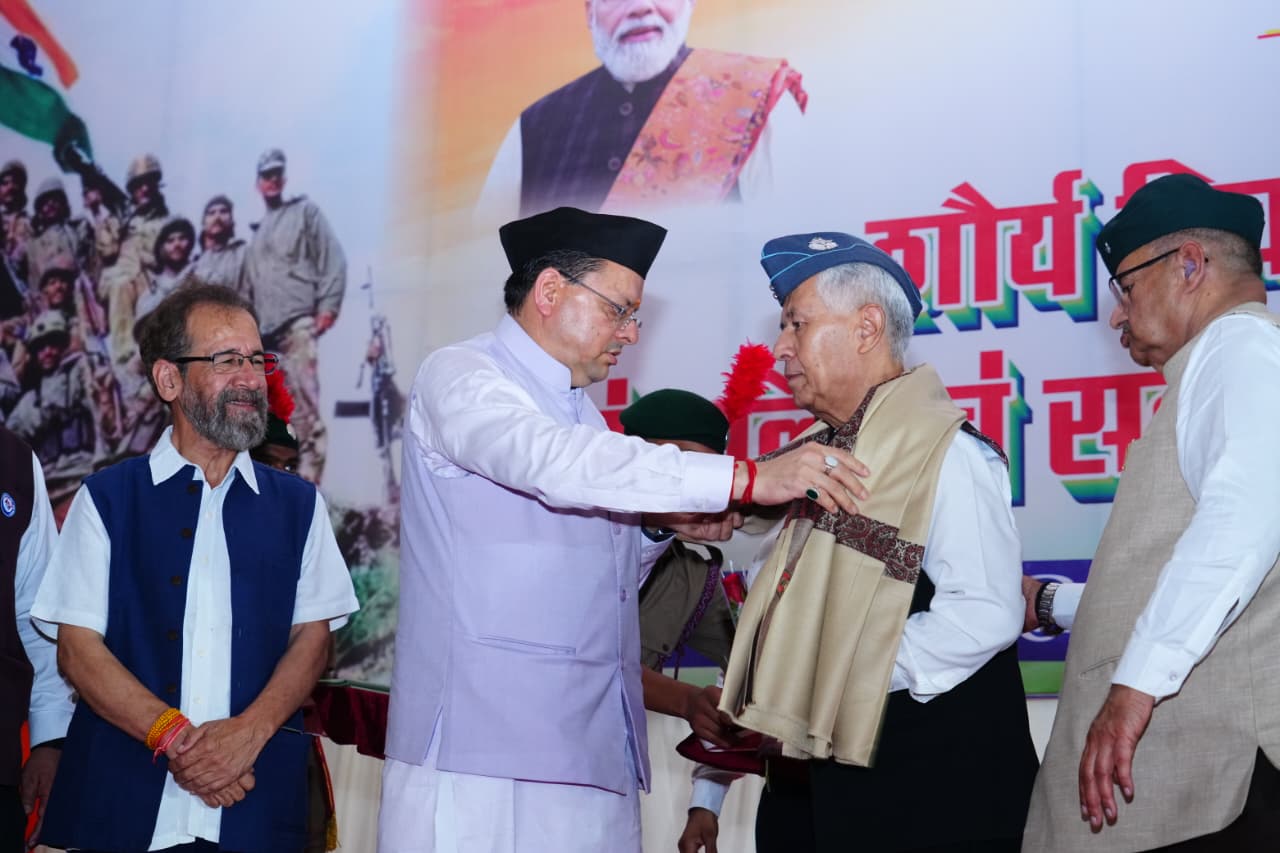 मुख्यमंत्री ने कारगिल विजय दिवस पर शहीद स्मारक पर पुष्पचक्र अर्पित कर कारगिल के अमर शहीदों को दी भावभीनी श्रद्धांजलि