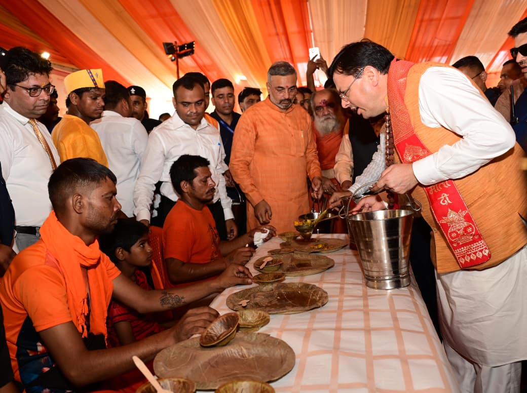 मुख्यमंत्री ने स्वास्थ्य सेवा शिविर का किया शुभारंभ, श्रद्धालुओं को अपने हाथों से परोसा भोजन